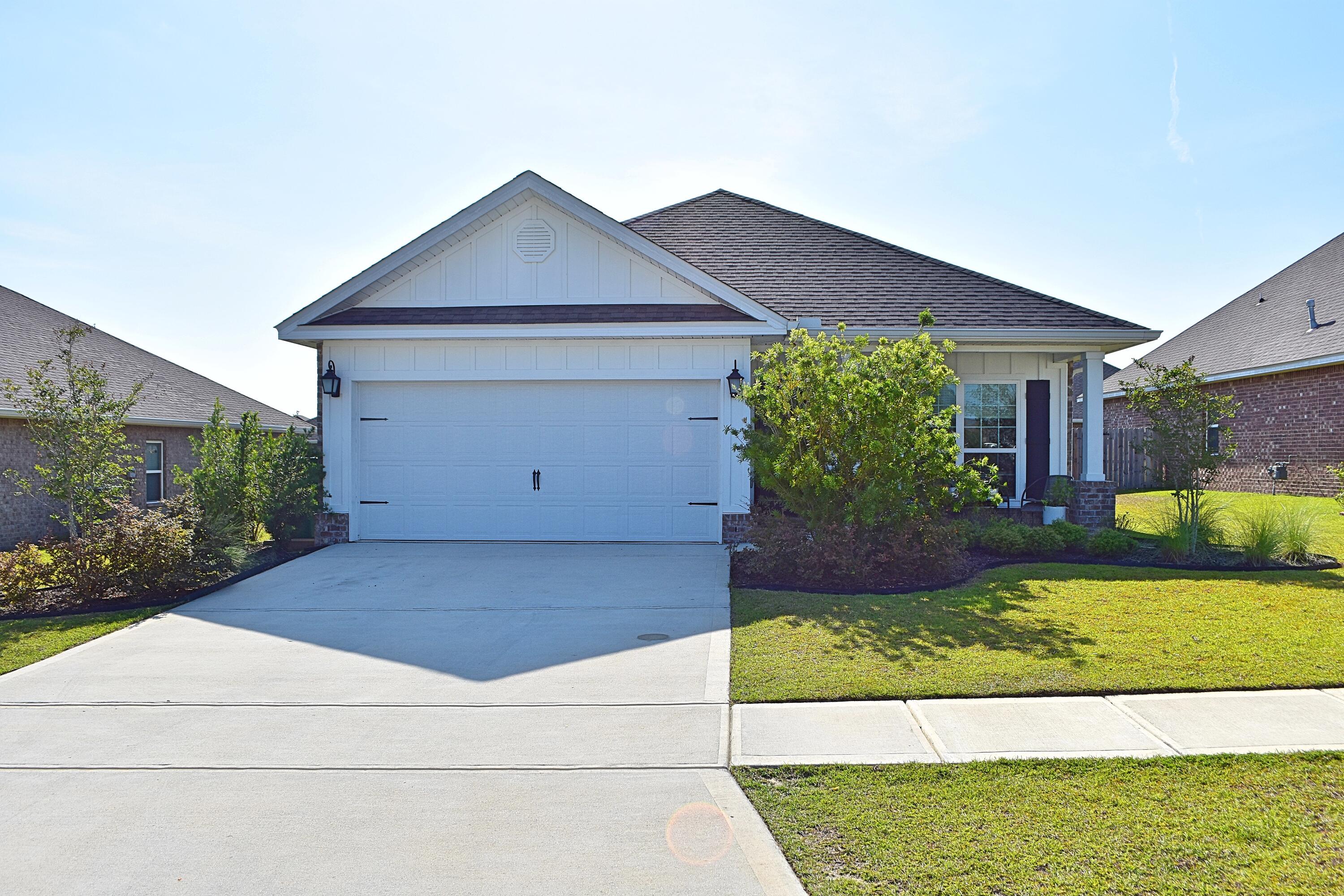 90 Lottie Loop Freeport, FL 32439 - Photo 2 of 38 Front View 2_Fotor