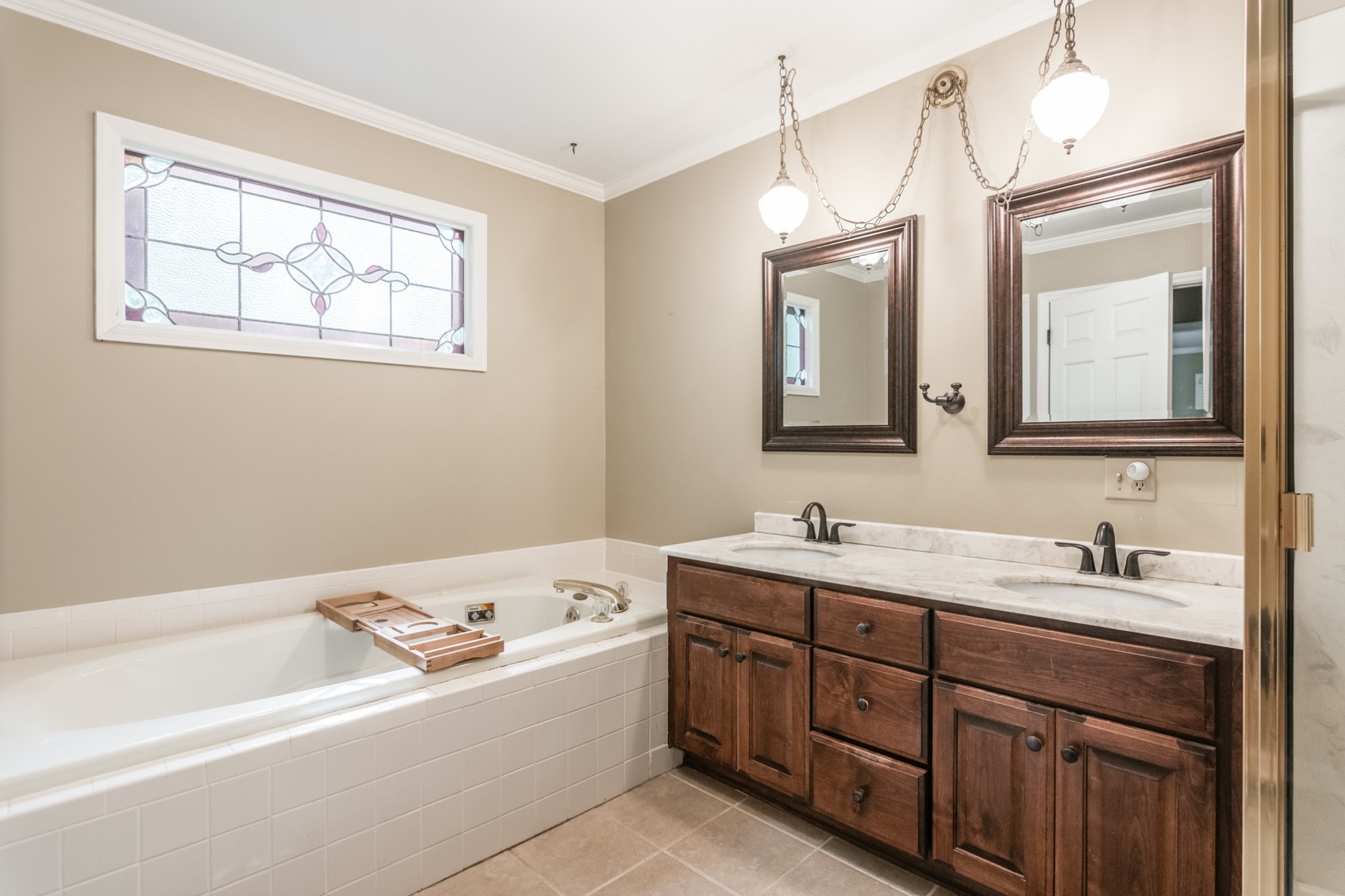 5207 Stacy Springs Road Springfield, TN 37172 - Photo 15 of 30 a bathroom with a tub a sink and mirror