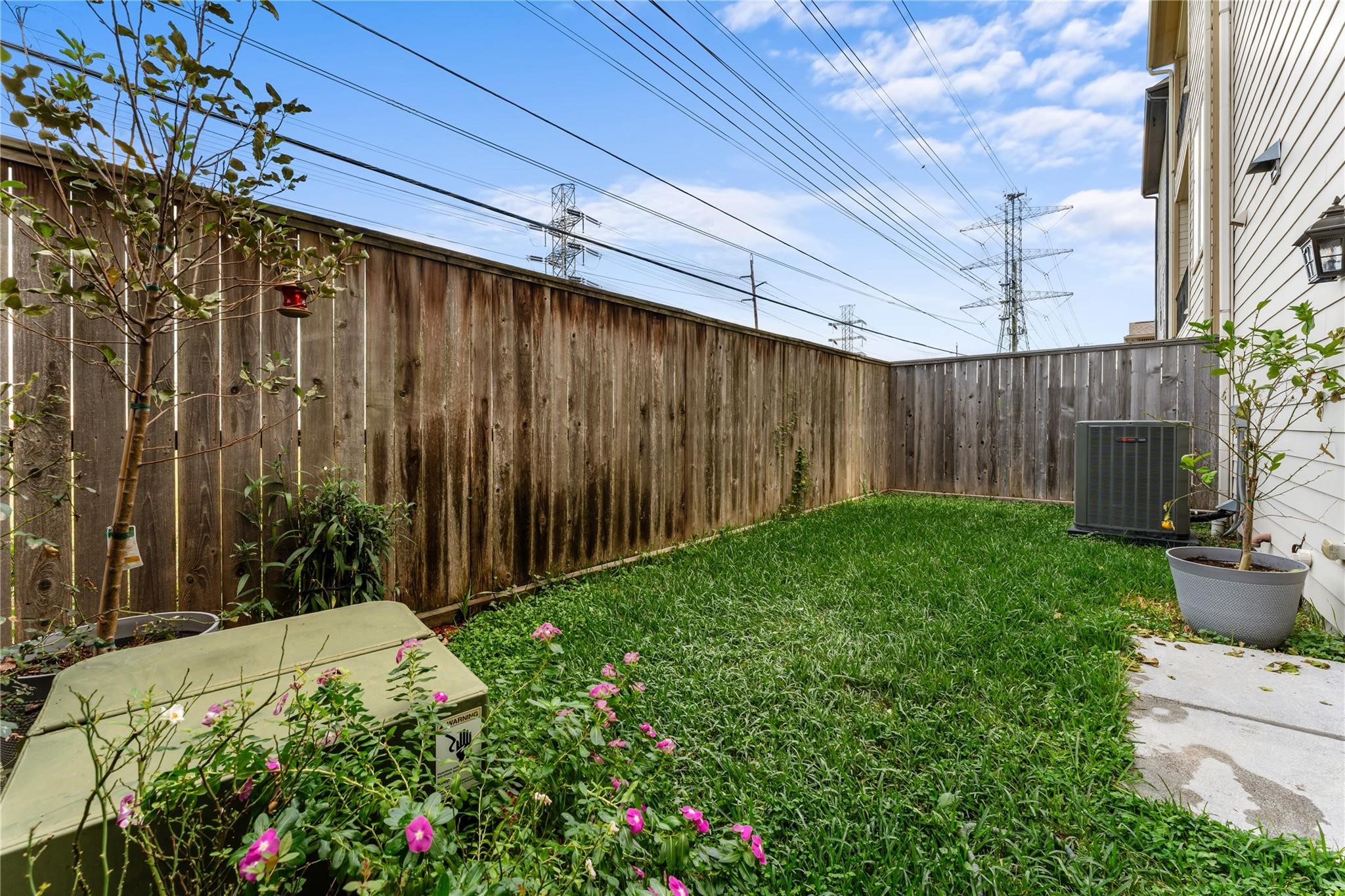 4938 Edison Park Lane Houston, TX 77081 - Photo 47 of 49 This low-maintenance green
space offers a peaceful retreat
while still being just minutes from
Bellaire’s top dining, shopping,
and nightlife. A rare blend of
privacy and convenience, this
outdoor area completes the
home’s effortless indoor-outdoor
lifestyle.