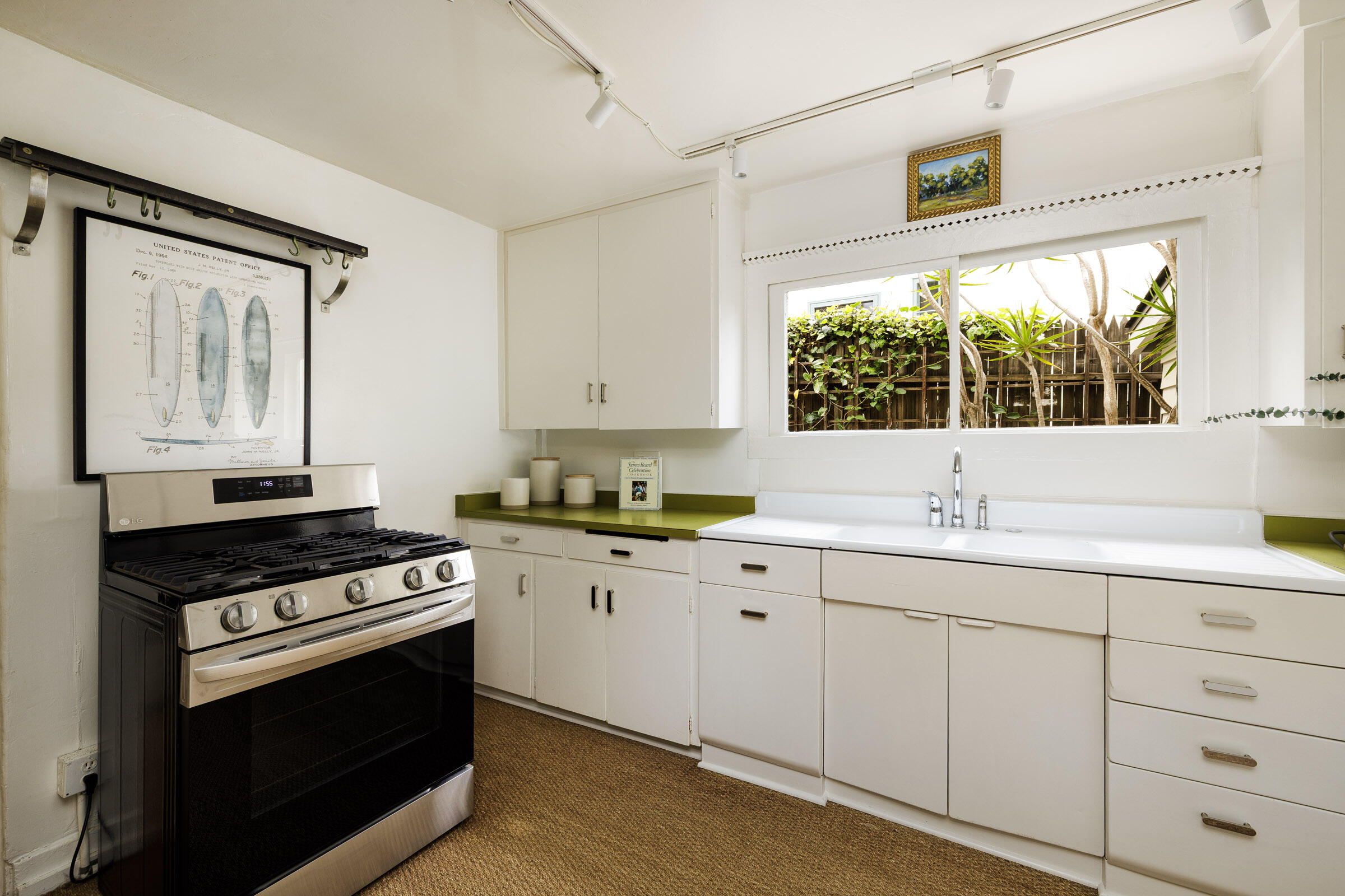 924 Garden Street, Unit F Santa Barbara, CA 93101 - Photo 31 of 34 327 E Canon Perdido Kitchen