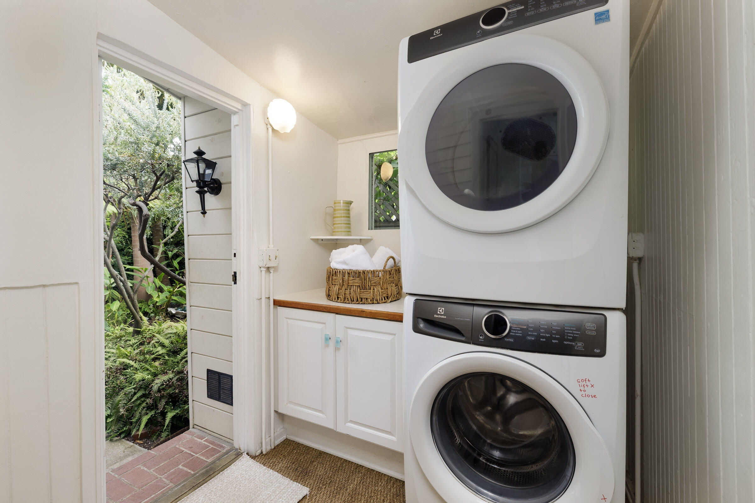 924 Garden Street, Unit F Santa Barbara, CA 93101 - Photo 33 of 34 327 E Canon Perdio Laundry Room