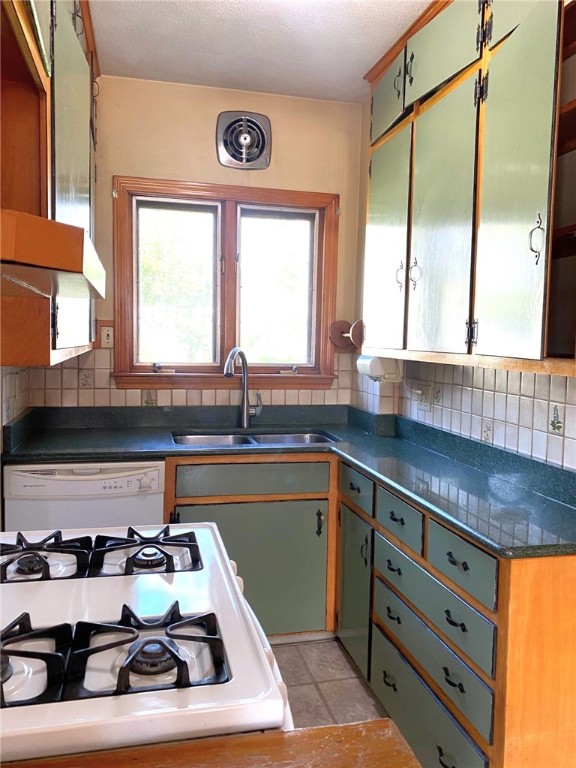 39 Cole Street Bristol, RI 02809 - Photo 7 of 19
