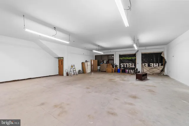 a view of the livingroom with furniture and ceiling fan