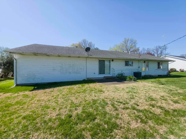 $184,900 | 411 Cherry Hill Drive, Mount Carmel, IL 62863