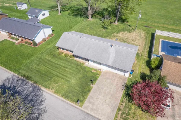 $184,900 | 411 Cherry Hill Drive, Mount Carmel, IL 62863