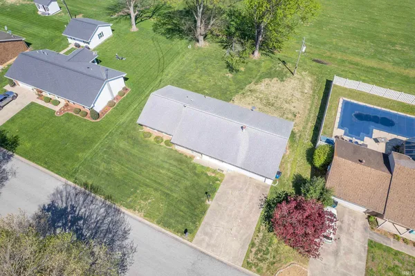 $184,900 | 411 Cherry Hill Drive, Mount Carmel, IL 62863