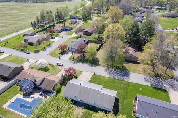 $184,900 | 411 Cherry Hill Drive, Mount Carmel, IL 62863