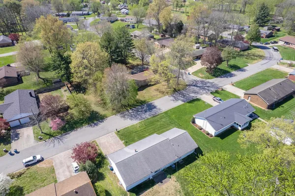 $184,900 | 411 Cherry Hill Drive, Mount Carmel, IL 62863