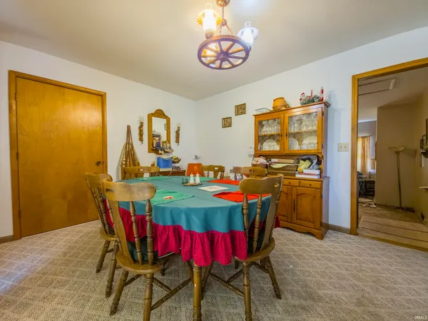 $184,900 | 411 Cherry Hill Drive, Mount Carmel, IL 62863