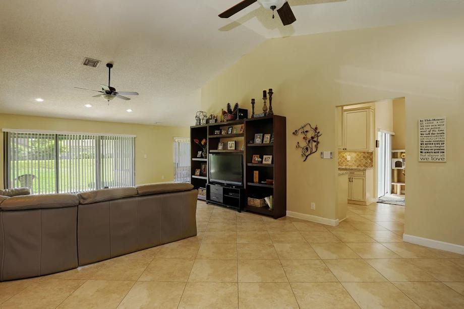 6362 Las Flores Drive Boca Raton, FL 33433 - Photo 5 of 27 Living Area 4