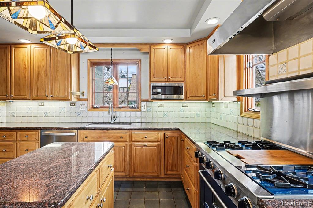 1235 Yorkshire Road Birmingham, MI 48009 - Photo 4 of 36