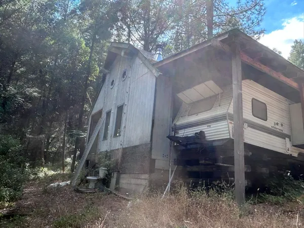 a view of a back yard of the house
