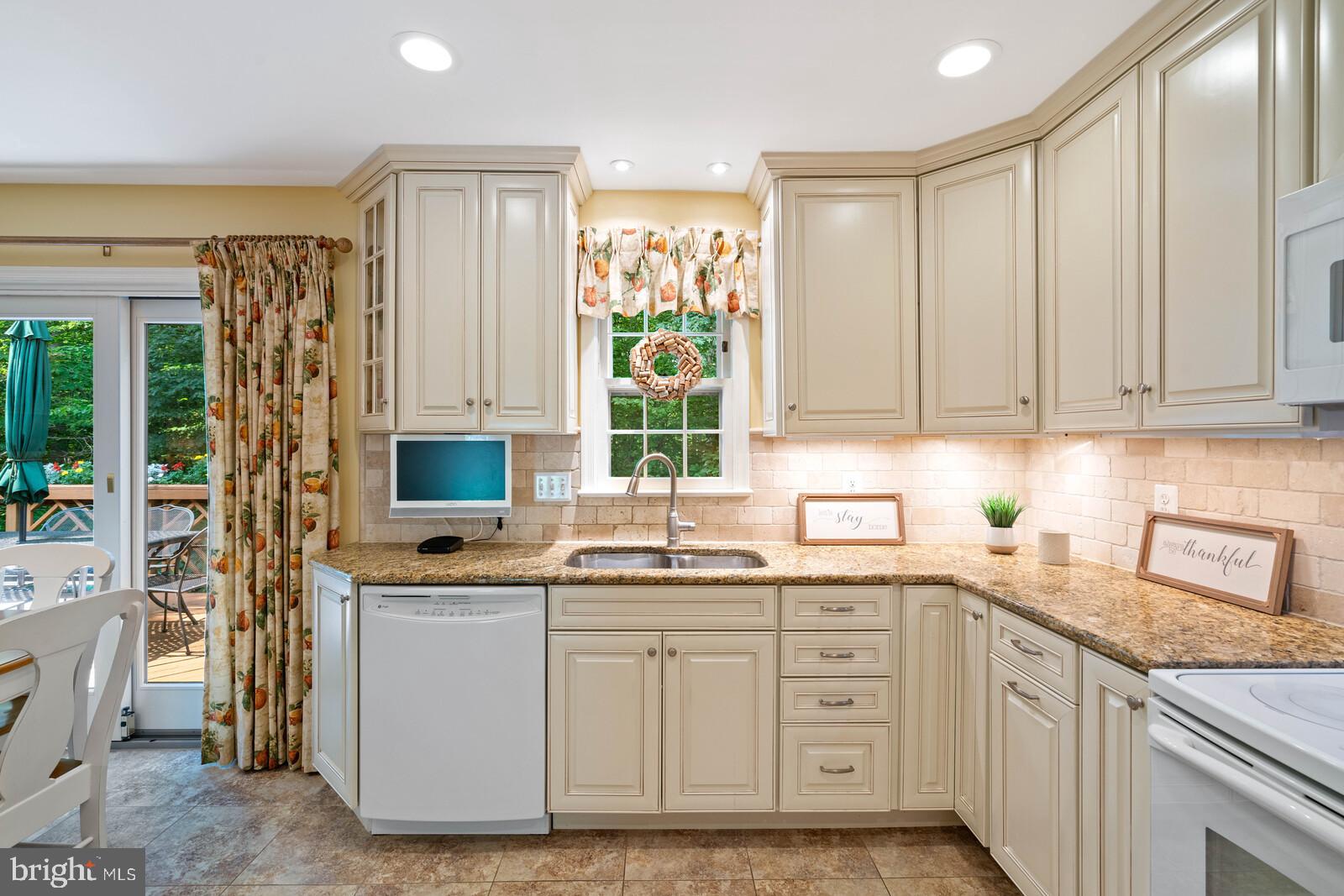 7788 Turlock Road Springfield, VA 22153 - Photo 8 of 65 Kitchen with under cabinet lighting & backsplash