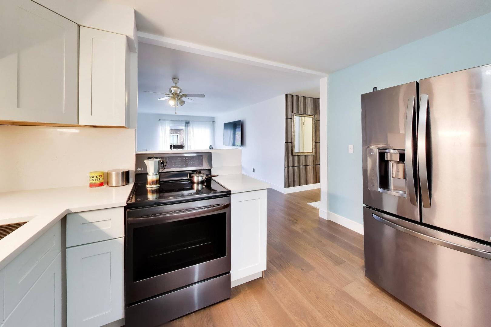 6359 North Ridge Avenue, Unit 302 Chicago, IL 60660 - Photo 2 of 33 Gallery Image 2
