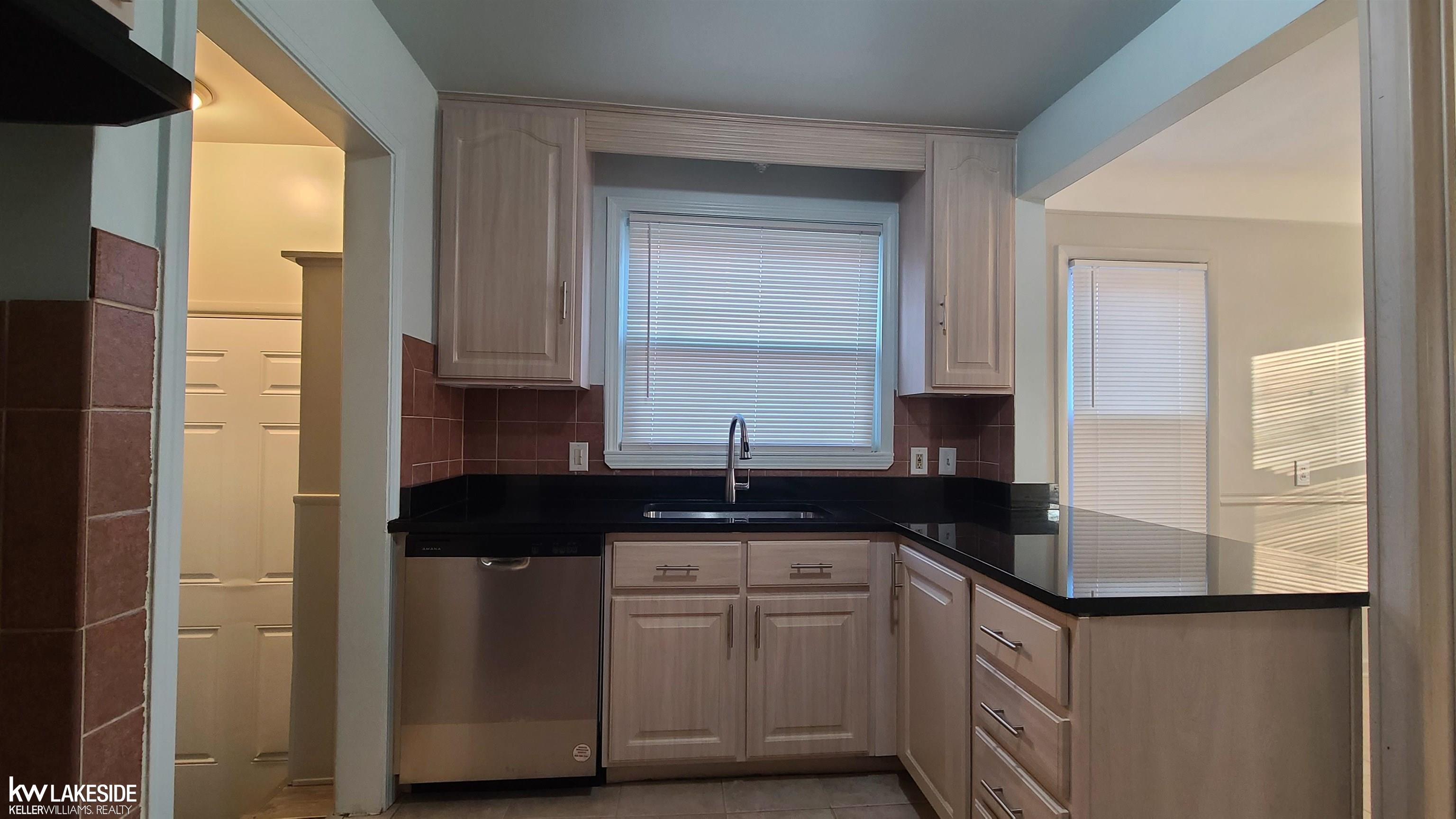 21247 Newcastle Road Harper Woods, MI 48225 - Photo 14 of 34