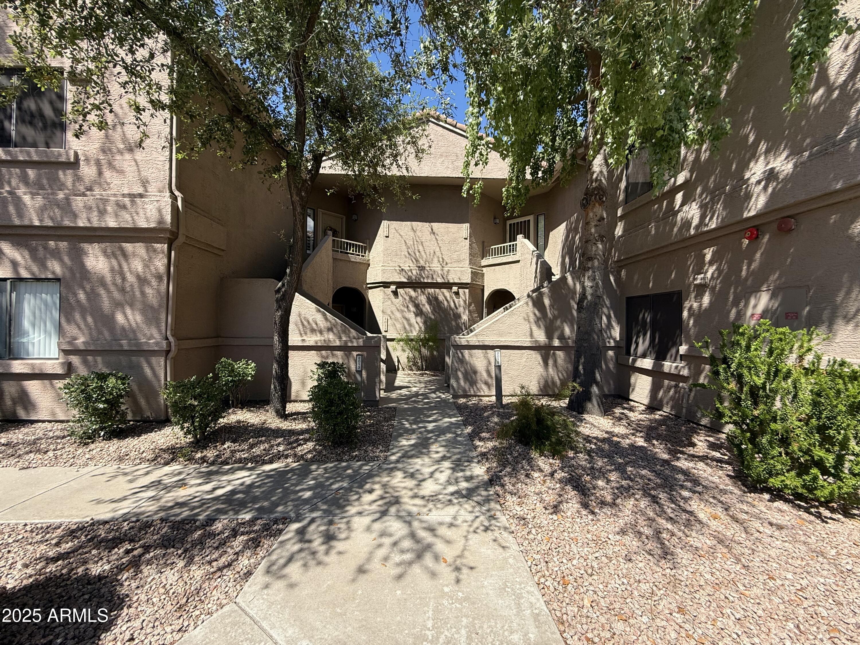 15050 North Thompson Peak Parkway, Unit 1012 Scottsdale, AZ 85260 - Photo 45 of 49 a backyard of a house with table and chairs
