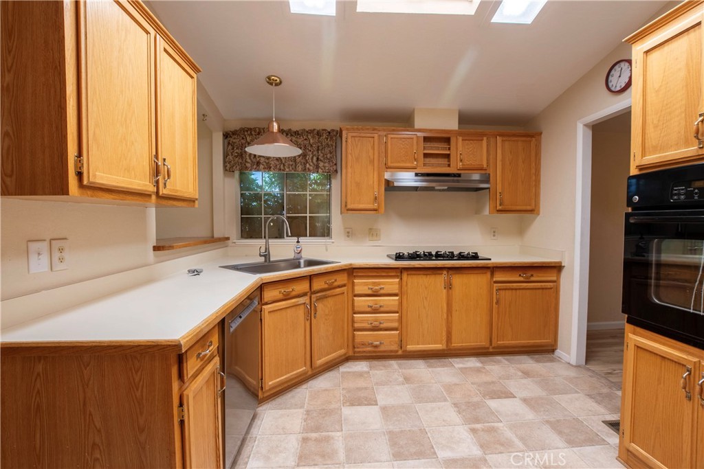 2050 Springfield Drive, Unit 149 Chico, CA 95928 - Photo 3 of 45 Large Kitchen