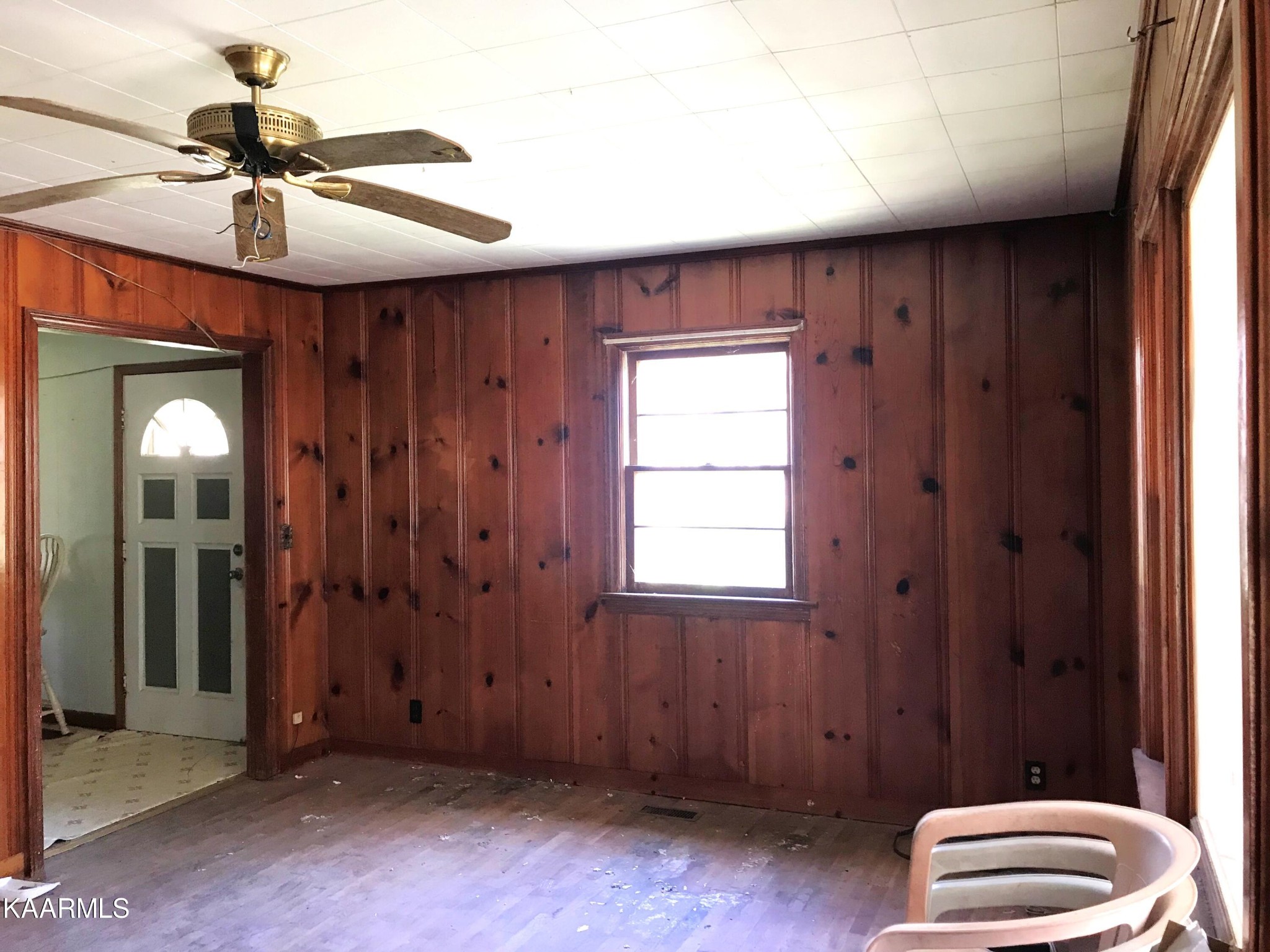 1679 Hillendale Road Crossville, TN 38572 - Photo 35 of 52 an empty room with windows and fan