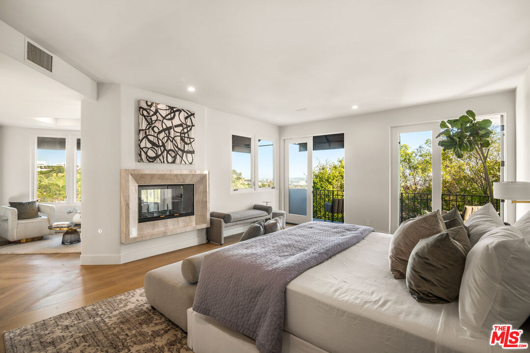 930 North Tigertail Road Los Angeles, CA 90049 - Photo 11 of 26