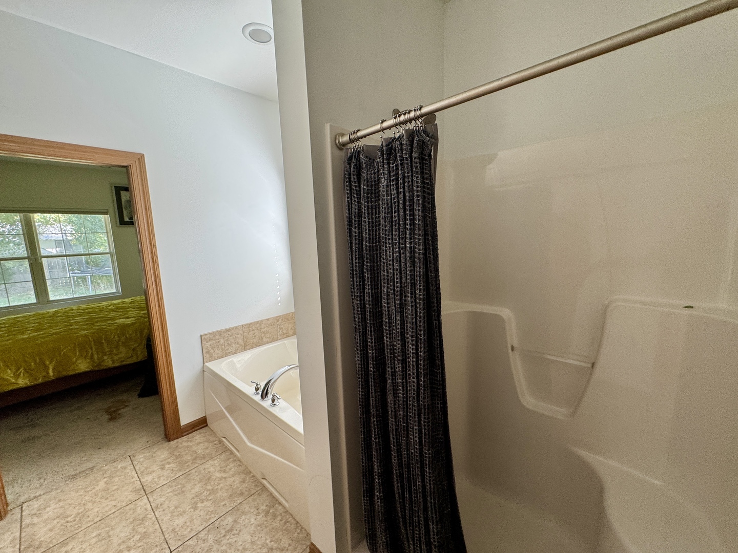 815 West Hudson Street Princeton, IL 61356 - Photo 16 of 23 a bathroom with a tub and a shower