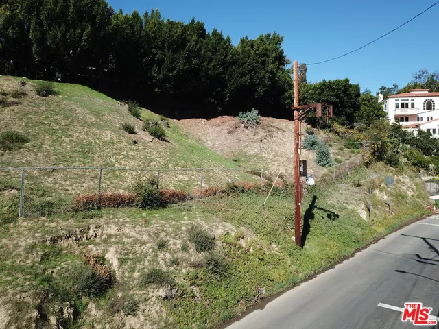 $2,400,000 | 875 North Norman Place, Los Angeles, CA 90049