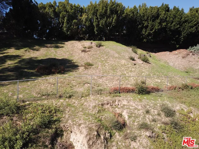 $2,400,000 | 875 North Norman Place, Los Angeles, CA 90049