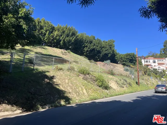 $2,400,000 | 875 North Norman Place, Los Angeles, CA 90049