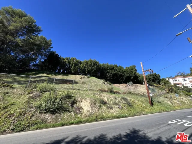 $2,400,000 | 875 North Norman Place, Los Angeles, CA 90049