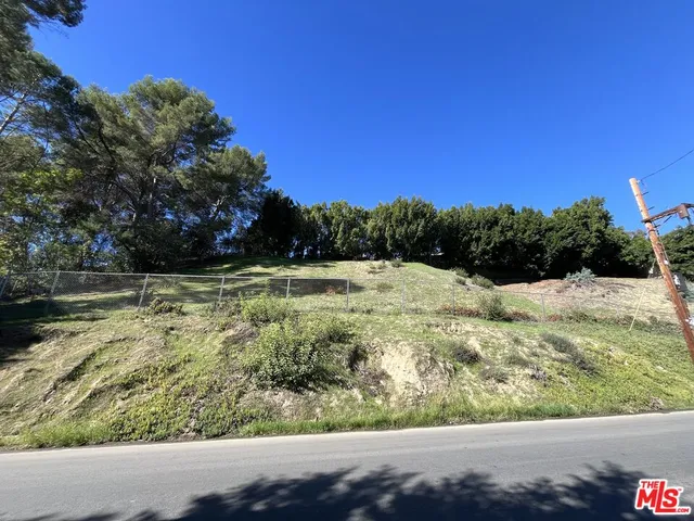 $2,400,000 | 875 North Norman Place, Los Angeles, CA 90049