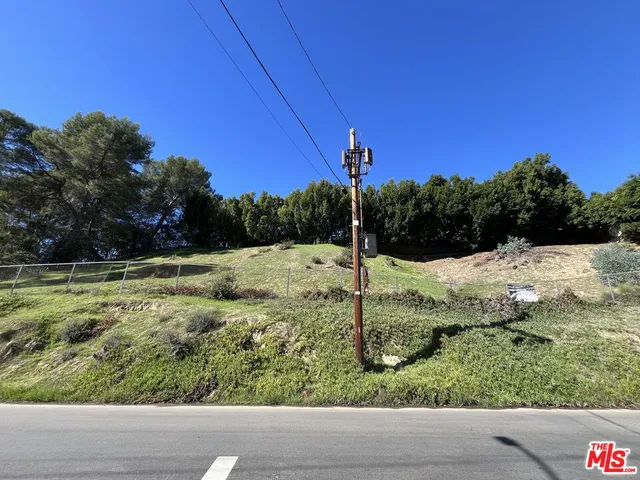 $2,400,000 | 875 North Norman Place, Los Angeles, CA 90049