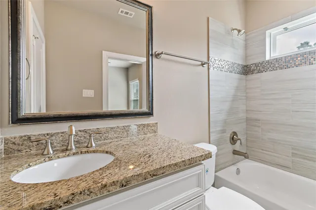 a view of a livingroom with a ceiling fan