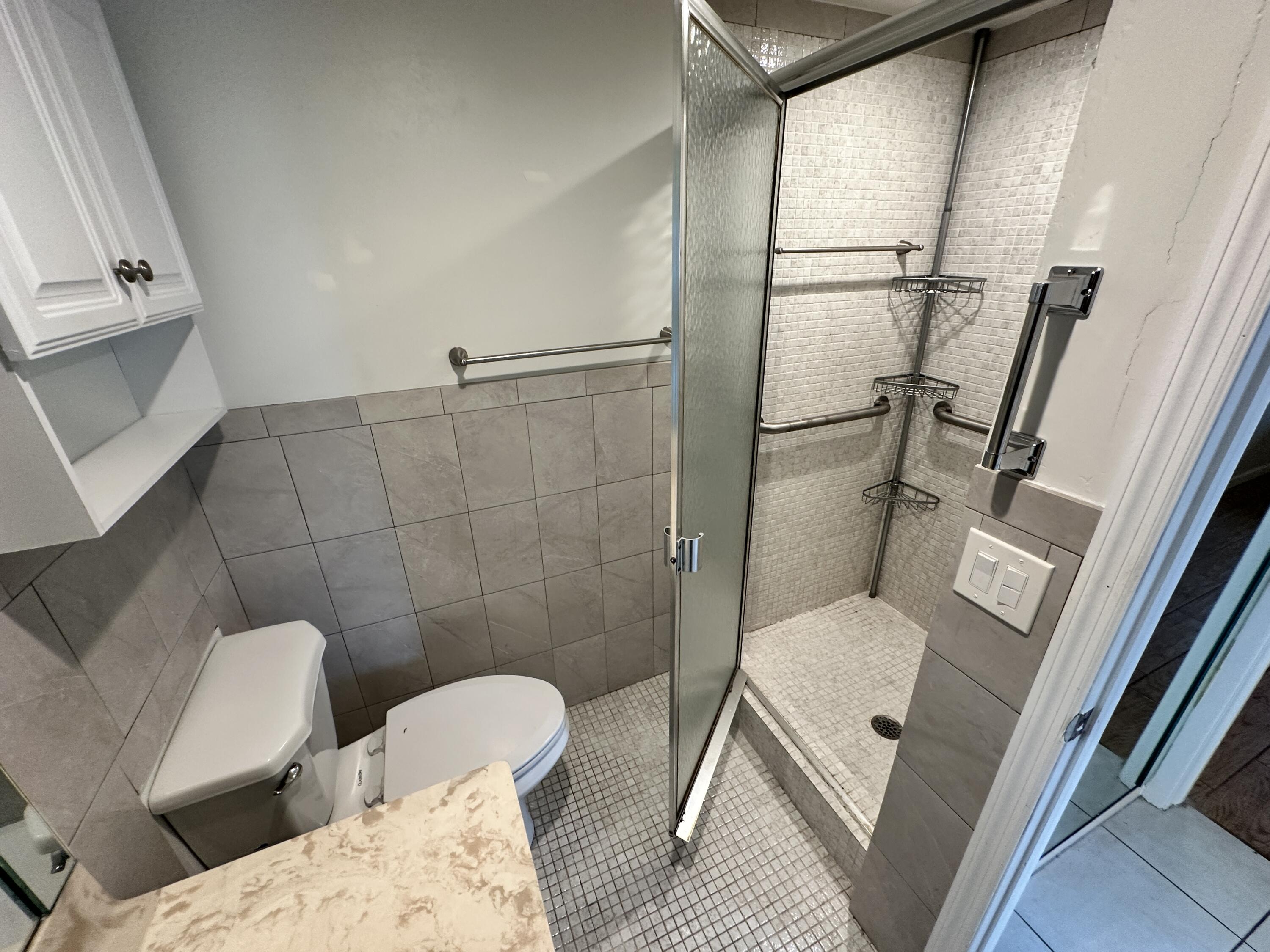 811 Flanders Q Delray Beach, FL 33484 - Photo 14 of 37 Primary Bathroom