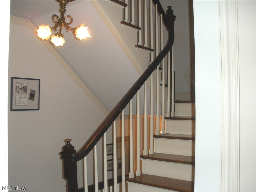 3336 Lansmere Road Shaker Heights, OH 44122 - Photo 15 of 20 Classic details and lighting.