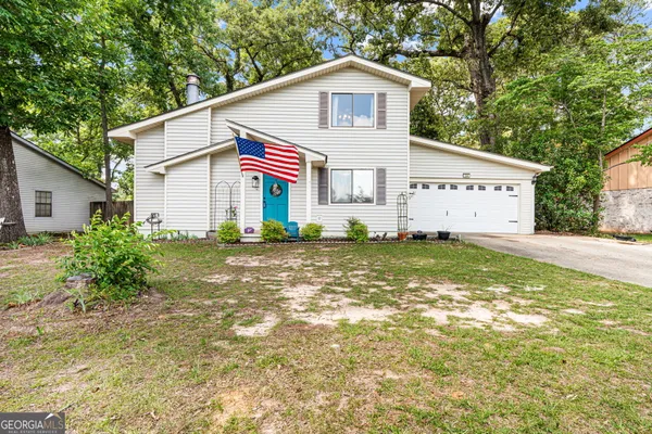a view of a house with backyard
