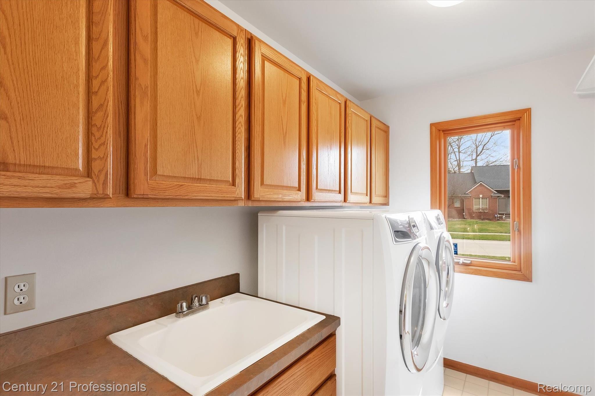 1571 Nadine Rochester, MI 48307 - Photo 21 of 50 22-1571-Nadine-WindowStill-Real-Estate-Photography-23.jpg