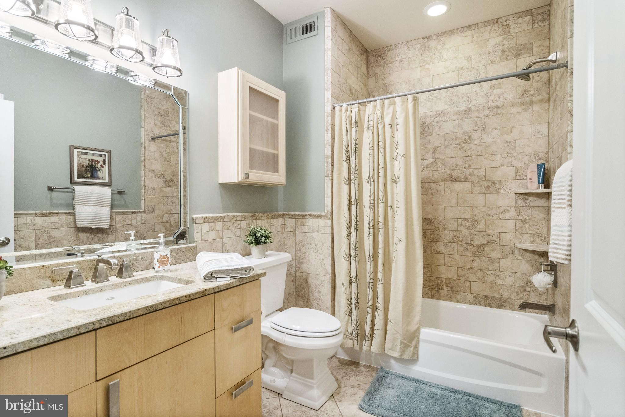 2350 Perot Street Philadelphia, PA 19130 - Photo 28 of 40 2nd floor full bath
