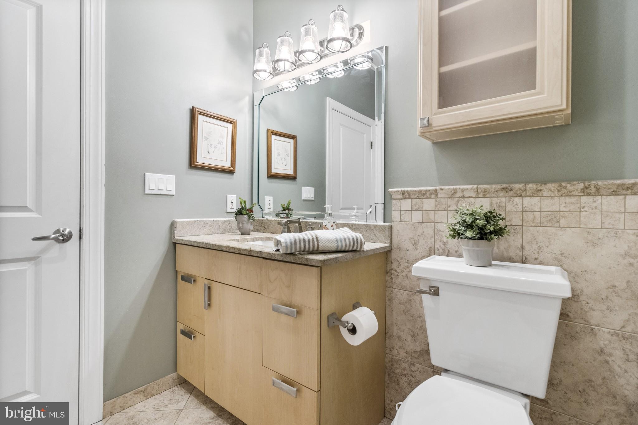 2350 Perot Street Philadelphia, PA 19130 - Photo 29 of 40 2nd floor full bath