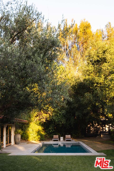 1830 Old Orchard Road Los Angeles, CA 90049 - Photo 11 of 30 a view of outdoor space with garden