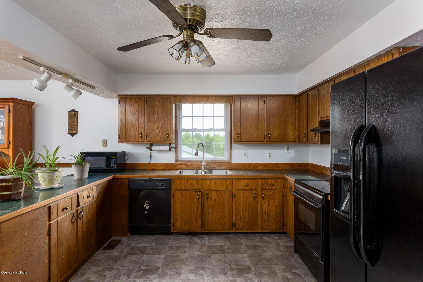 2059 Raymond Road Shepherdsville, KY 40165 - Photo 10 of 40 Kitchen