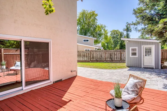 a view of a house with backyard and garden