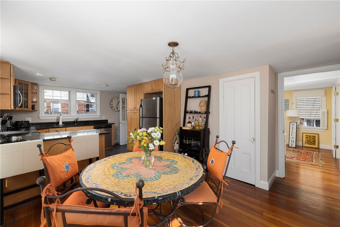 28 Extension Street Newport, RI 02840 - Photo 3 of 34