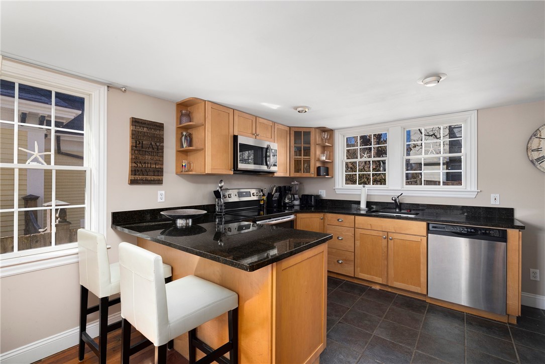 28 Extension Street Newport, RI 02840 - Photo 4 of 34