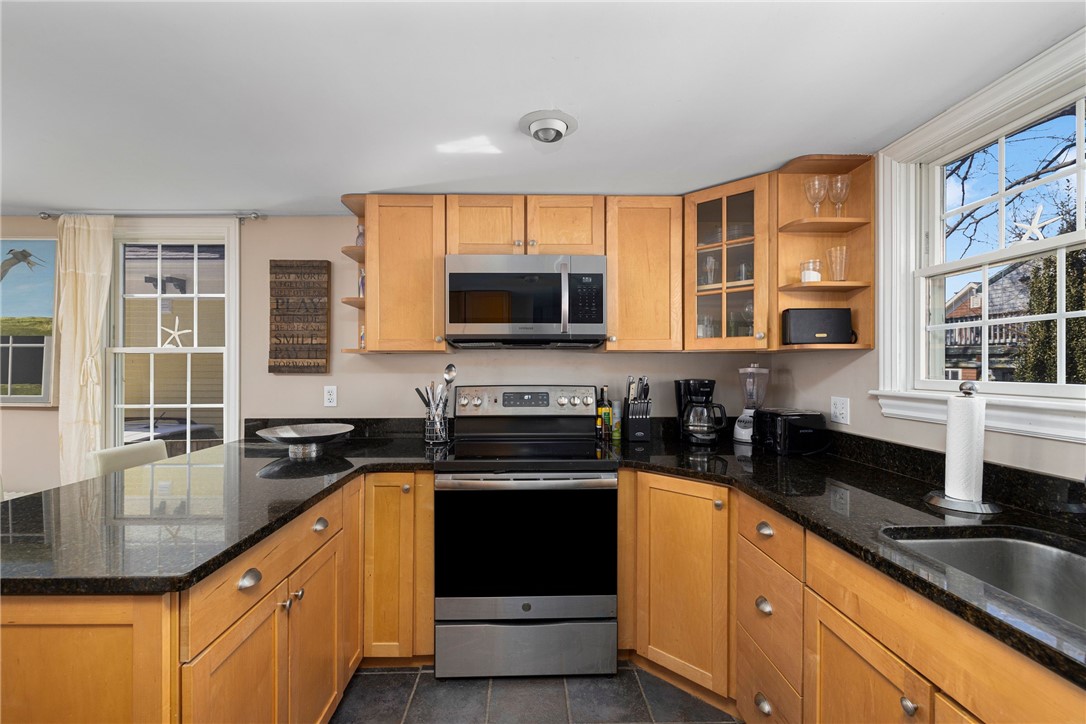 28 Extension Street Newport, RI 02840 - Photo 6 of 34