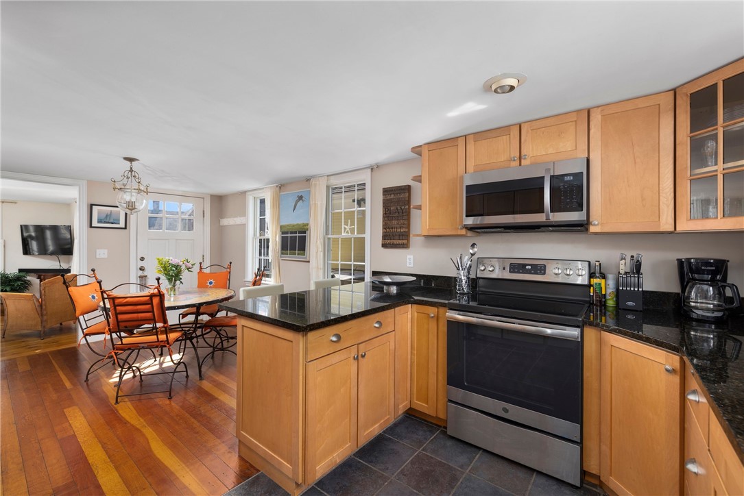 28 Extension Street Newport, RI 02840 - Photo 10 of 34