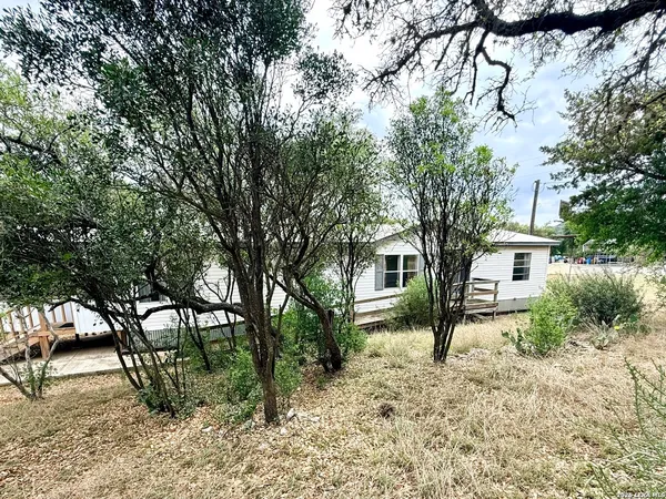 $1,600 | 182 Laurel Ridge Drive, Lakehills, TX 78063