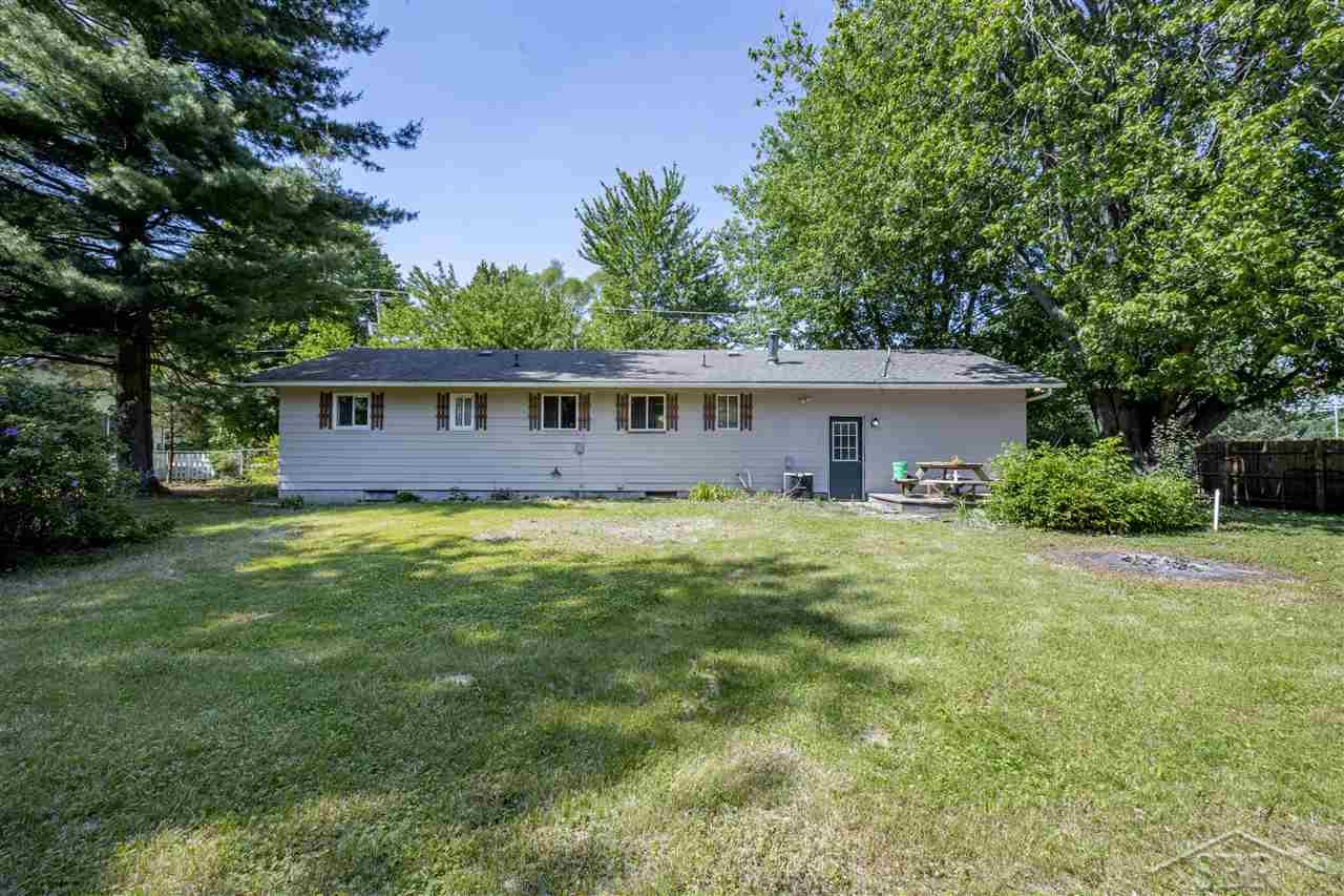 12251 Dice Road Freeland, MI 48623 - Photo 8 of 32