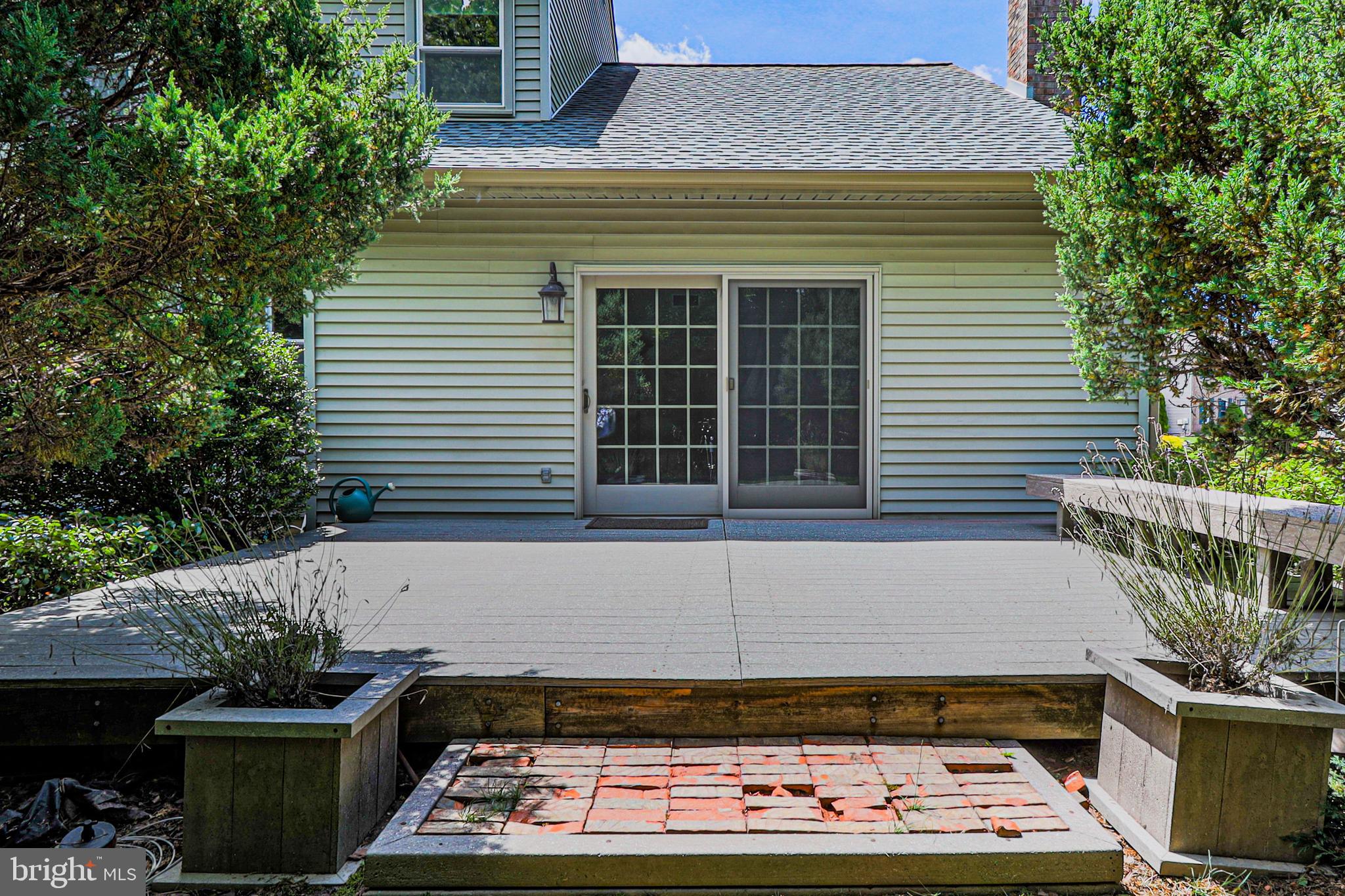 138 Woodland Road Newark, DE 19702 - Photo 28 of 29 Deck and built in planters
