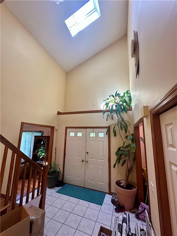 513 Sandra Lane Cheswick, PA 15024 - Photo 14 of 48 a living room with furniture and a potted plant