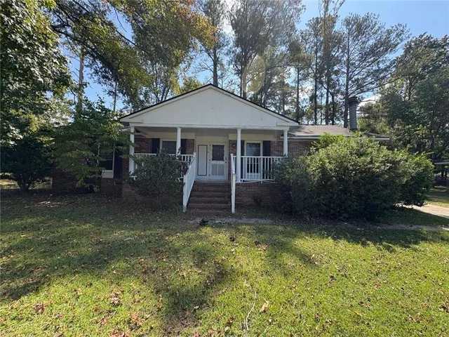 a view of a house with a yard