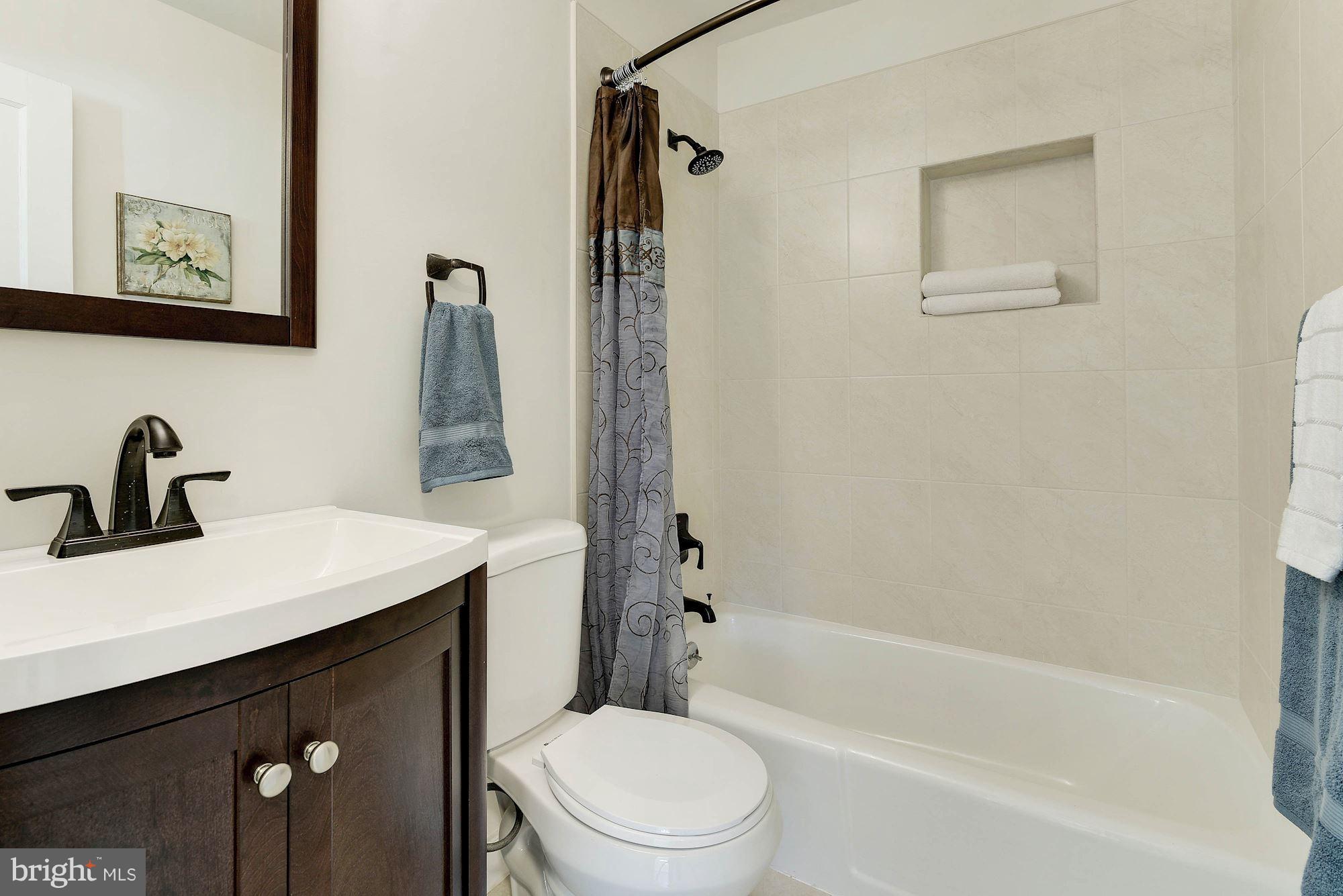 8017 Fairfax Road Alexandria, VA 22308 - Photo 27 of 30 Bath